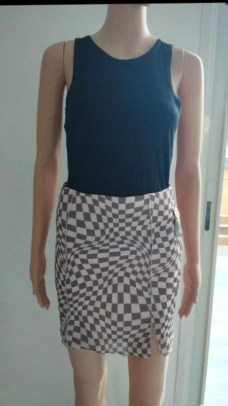 Falda corta Ardene XS con patrón de cuadros marrón y beige – abertura en la parte delantera – photo 9